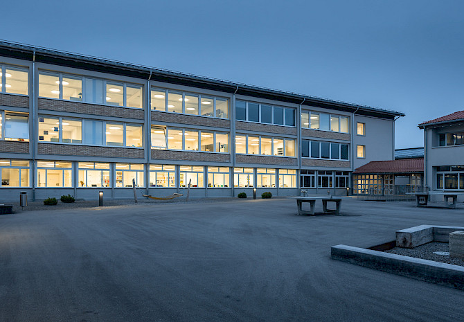 H+R Architekten, Schulhaus Stegmatt, Lyss, Fassade, Trakt C, Pausenplatz, Nacht