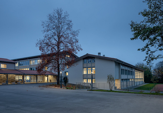 H+R Architekten, Schulhaus Stegmatt, Lyss, Fassade, Aula, Turnhalle, Nacht