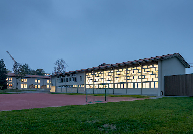 H+R Architekten, Schulhaus Stegmatt, Lyss, Fassade, Aula, Turnhalle, Nacht