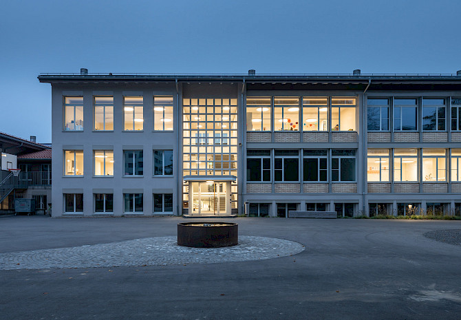 H+R Architekten, Schulhaus Stegmatt, Lyss, Fassade, Trakt A, Nacht