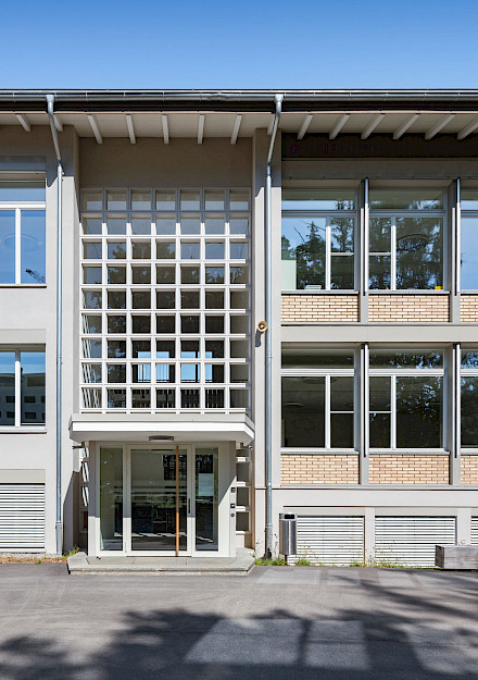 H+R Architekten, Schulhaus Stegmatt, Lyss, Fassade, Trakt A, Eingang