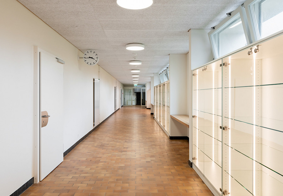 H+R Architekten, Schulhaus Stegmatt, Lyss, Trakt C, Korridor