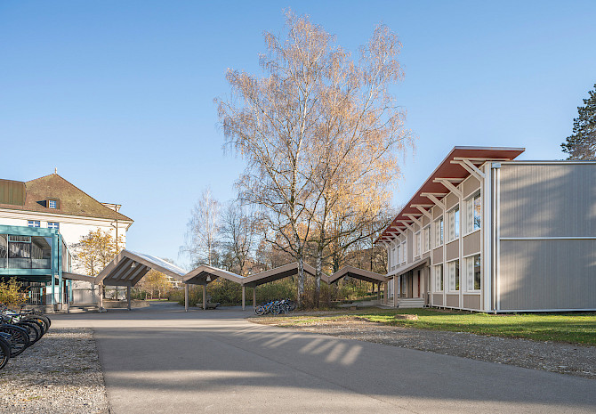Schulhausprovisorium, Seidenberg, Muri b. Bern, Pausenplatz, Übersicht