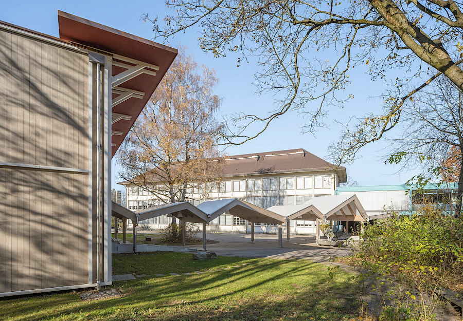 Schulhausprovisorium, Seidenberg, Muri b. Bern, überdachte Holzkonstruktion in Wellenform